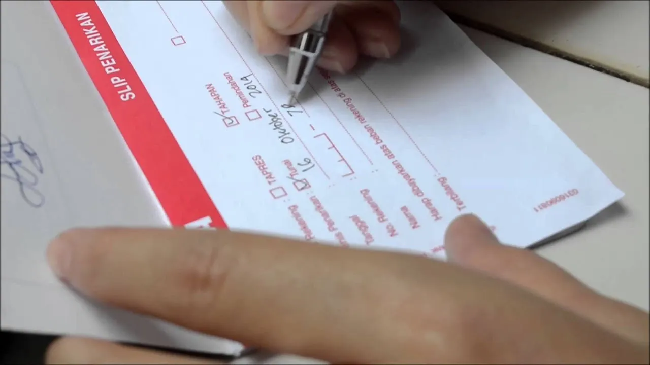 Foto slip penarikan tunai Bank Jatim dengan anotasi cara mengisinya